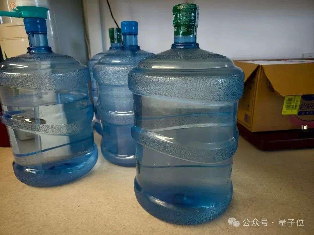 5亿融资后清华具身团队首秀：55自由度拿捏360°大旋转，街舞叠衣服都在行，手速堪比电竞选手  第6张