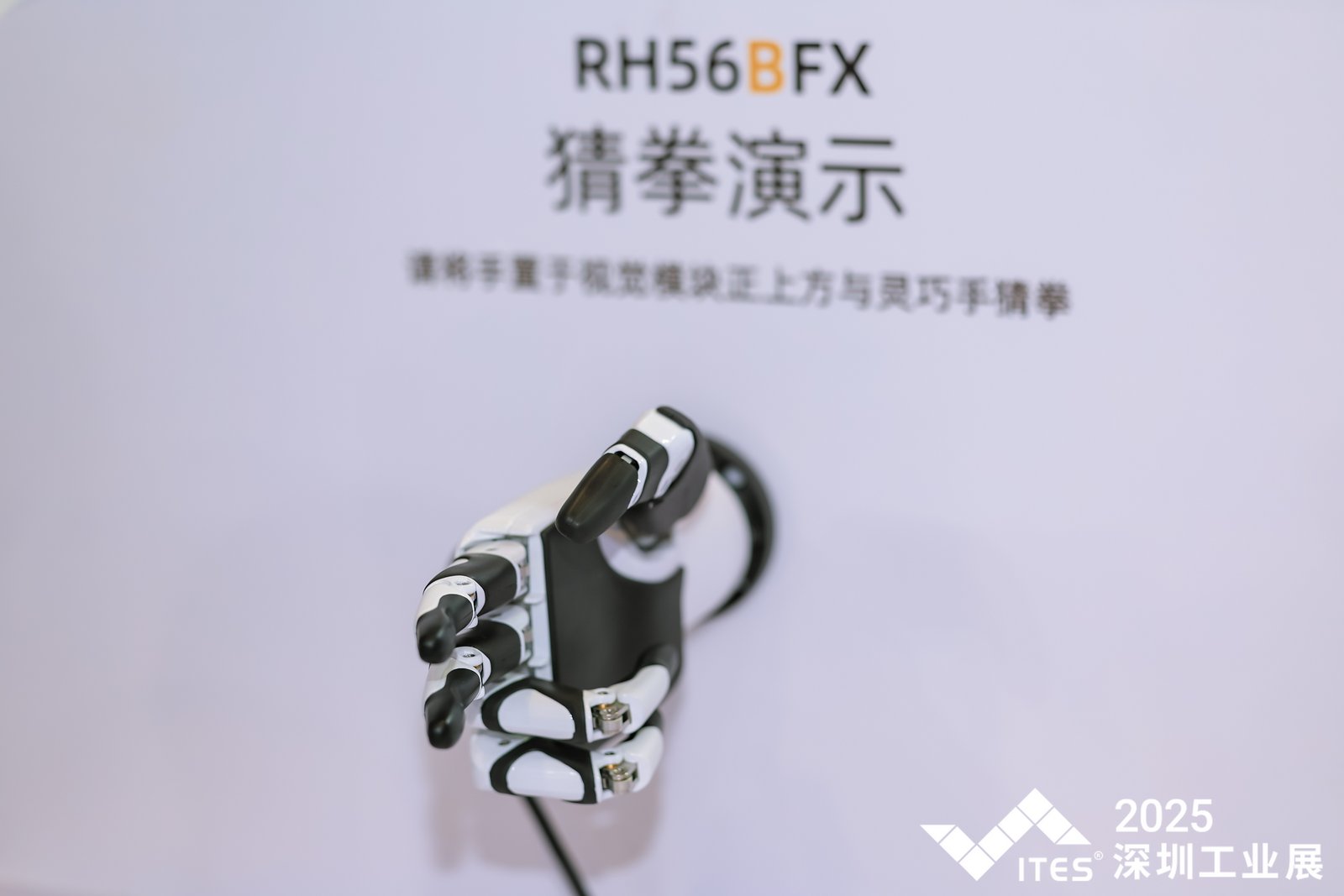 机器人灵巧手进入规模量产时刻！4款新品亮相  第2张