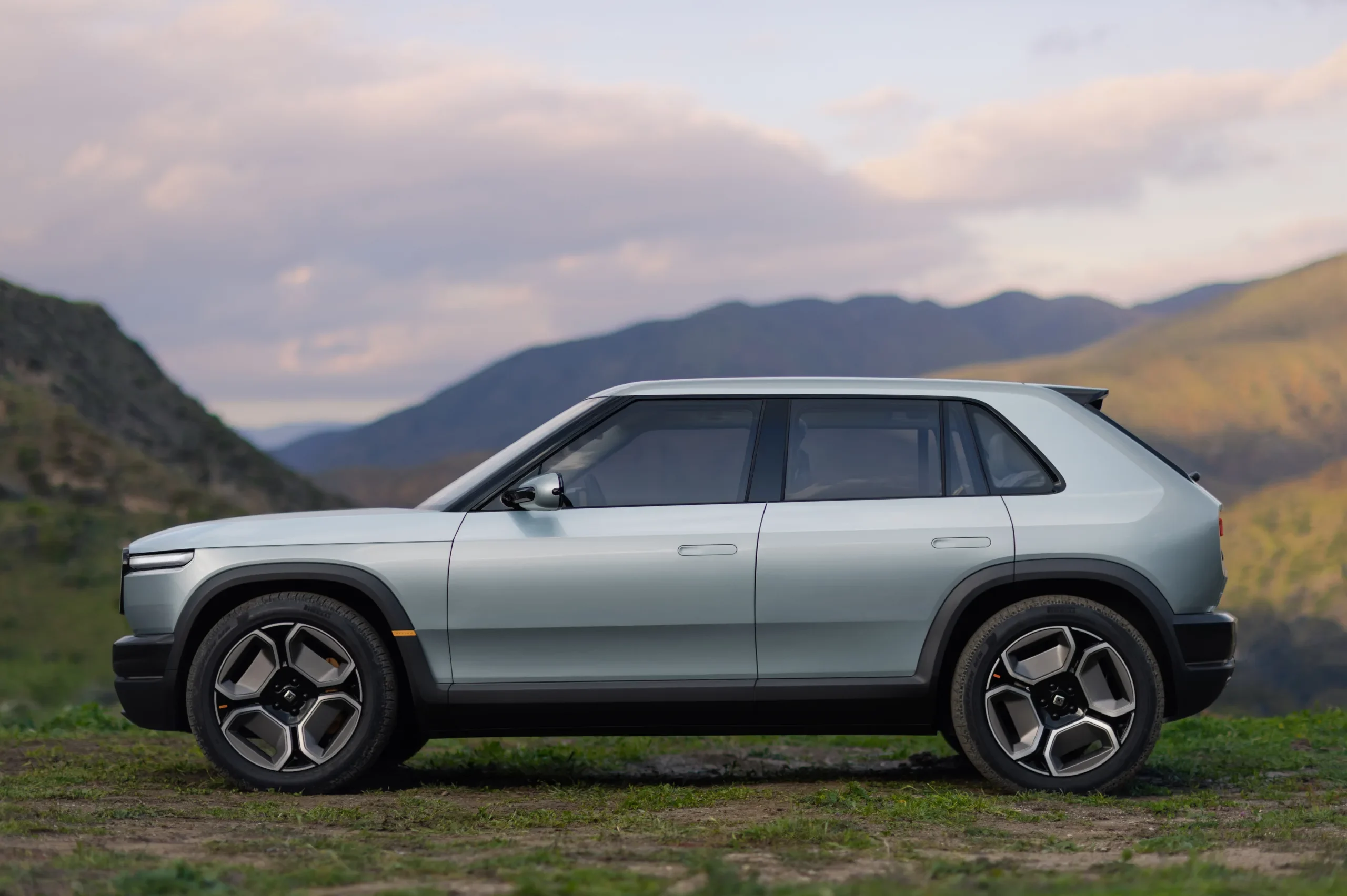 百度白读白度拜读baidu09动察：硬派新风格，Rivian R2 和 R3、R3X电动跨界车亮相