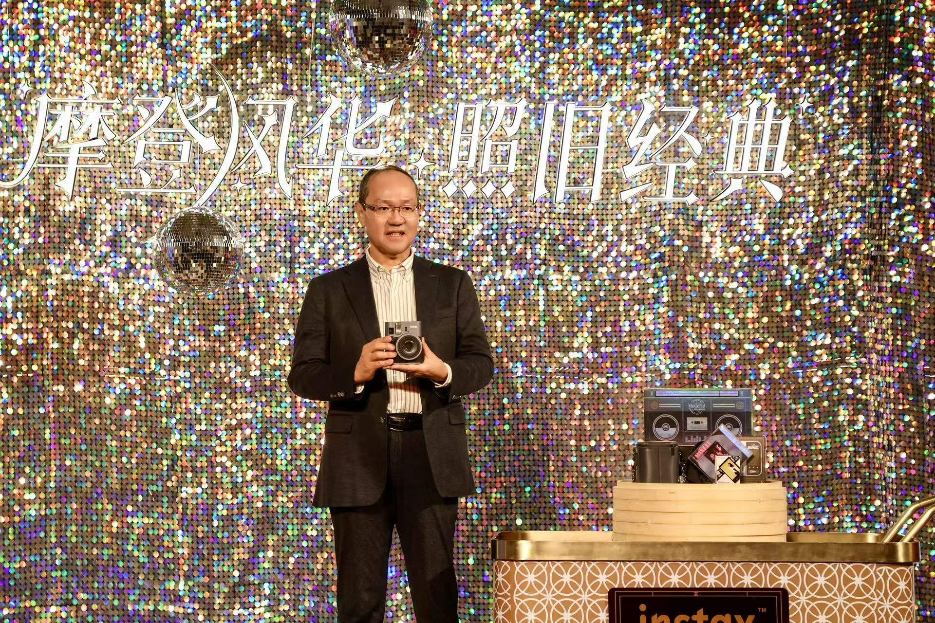 富士instax mini 41™“摩登风华”礼盒发布：以复古主义演绎经典新生 ...  第2张