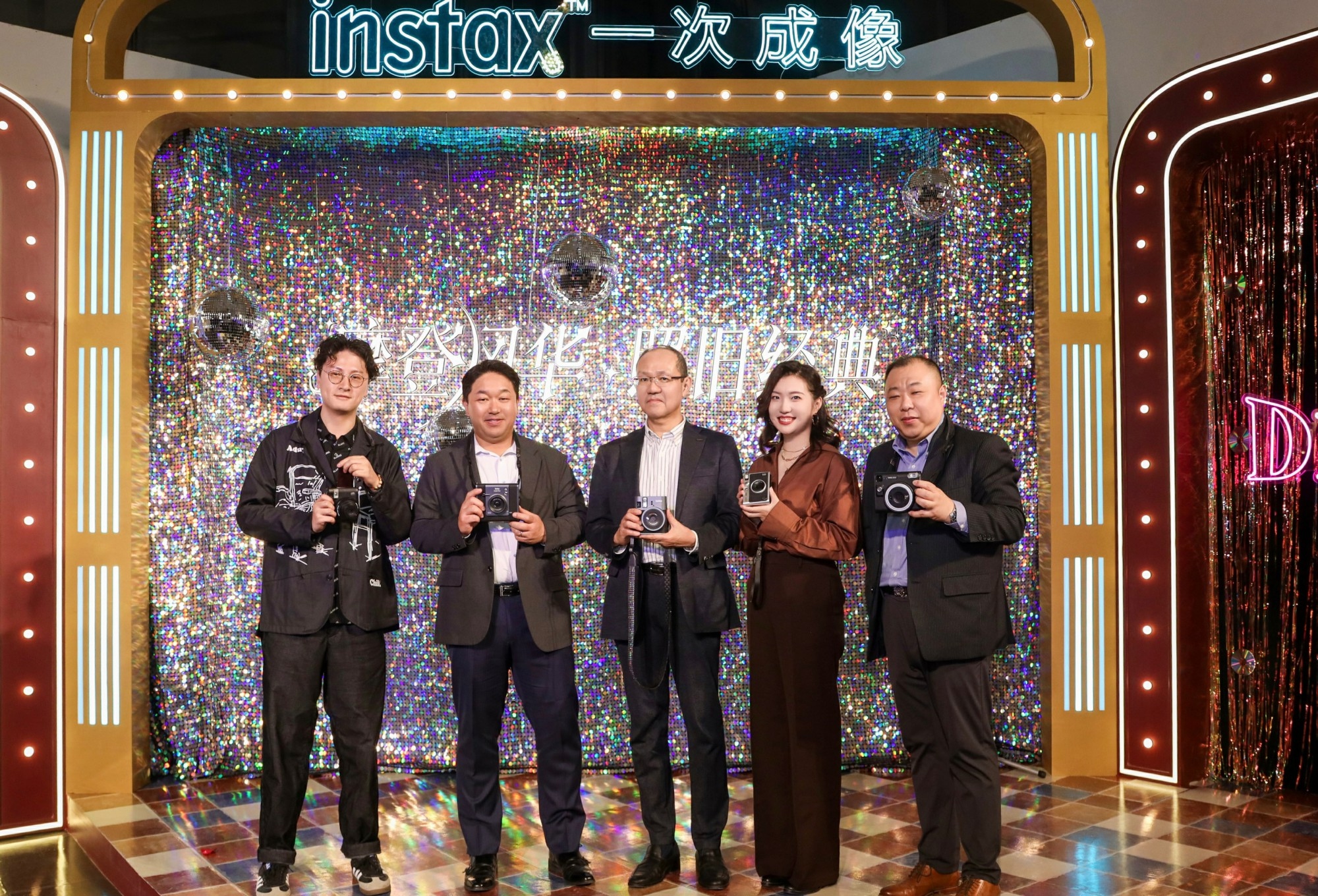 富士instax mini 41™“摩登风华”礼盒发布：以复古主义演绎经典新生 ...  第7张