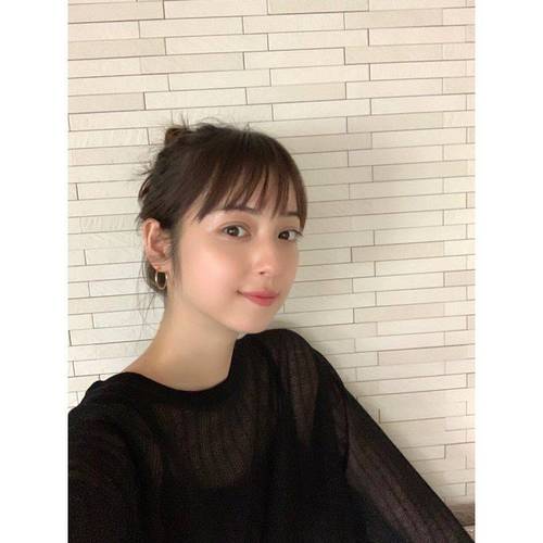 渡部建承認出軌多名女子，背叛妻子佐佐木希。已暫停手上多個節目出演。  第1张